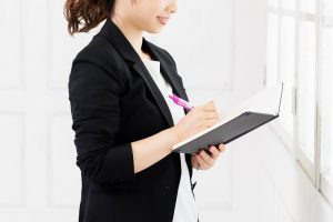 資格の勉強をするインストラクター